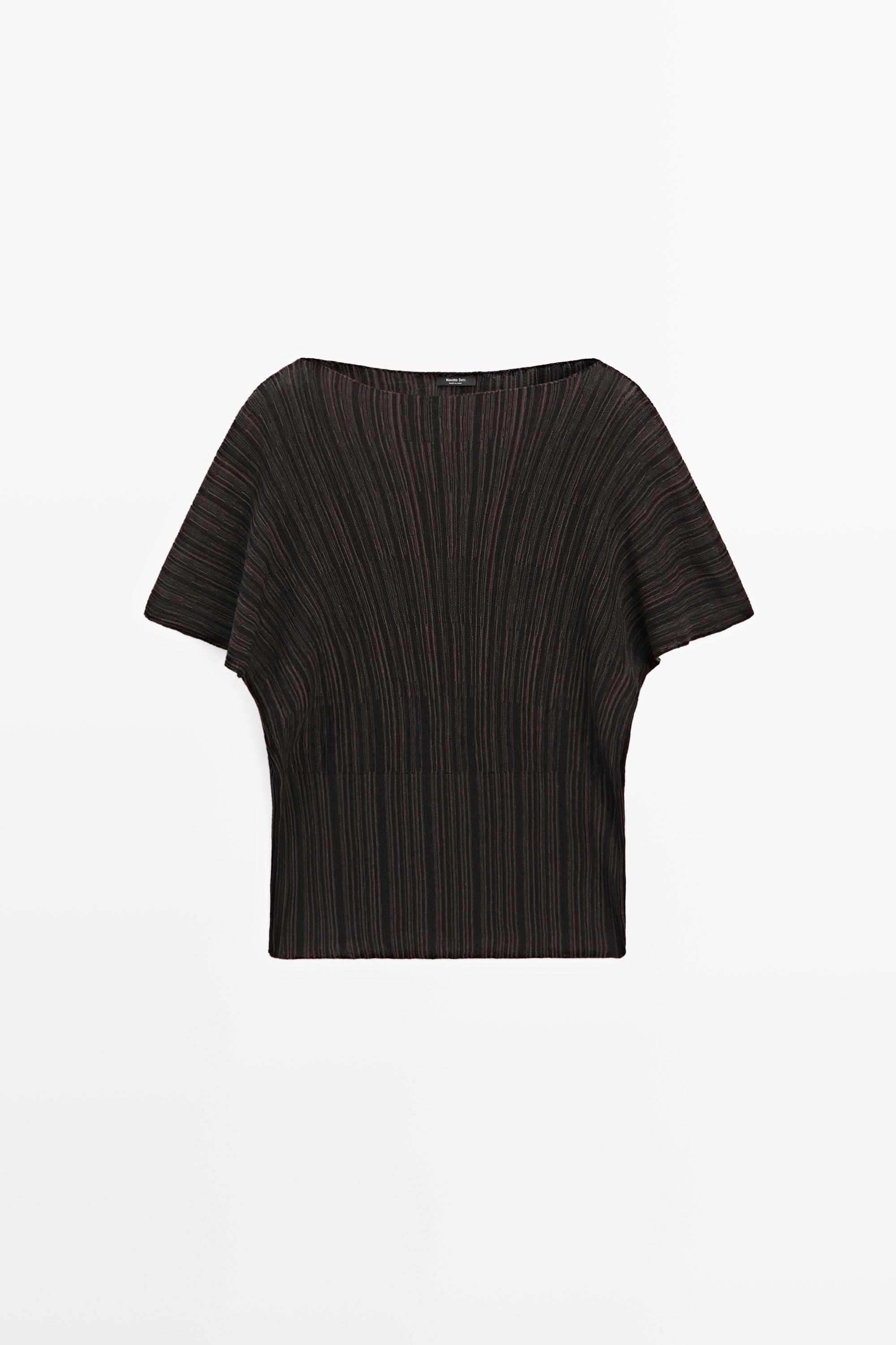 Total look pleated top with striped detail